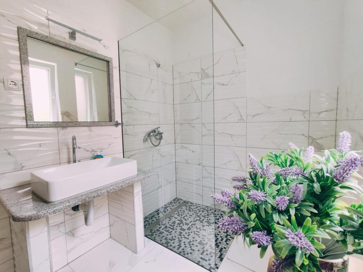 Apartmani Nada Mustapic Brela Esterno foto